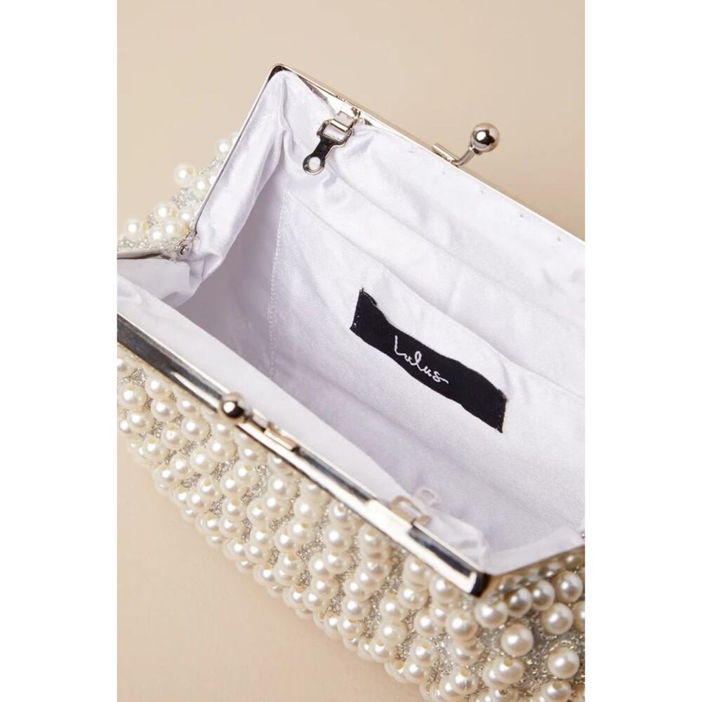 NWT Lulus Brilliant Energy White and Silver Pearl Beaded Clutch w/Chain - Picture 6 of 6